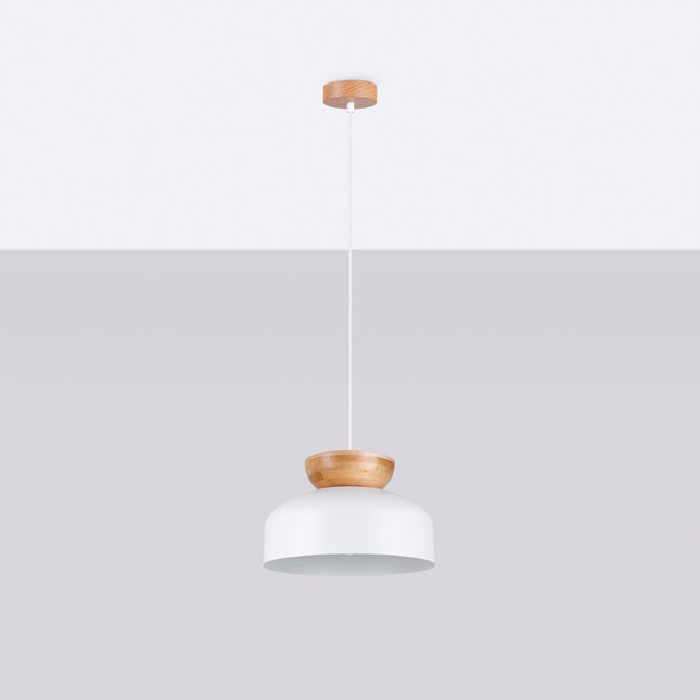 Suspension Douceur Bois blanc vue de profil, silhouette en dôme surmontée d'un cabochon en bois naturel.