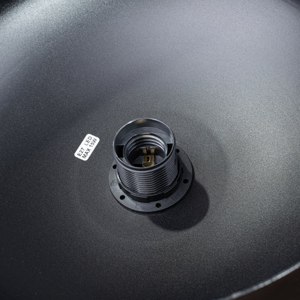 Suspension Douceur Bois noir, gros plan sur le dôme en acier noir et le cabochon en bois naturel.