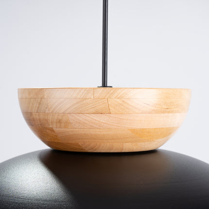 Suspension Douceur Bois noir, vue rapprochée du dôme en acier noir et du cabochon en bois naturel.