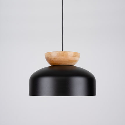Suspension Douceur Bois noir, vue rapprochée sur l'acier noir mat et le cabochon en bois naturel.