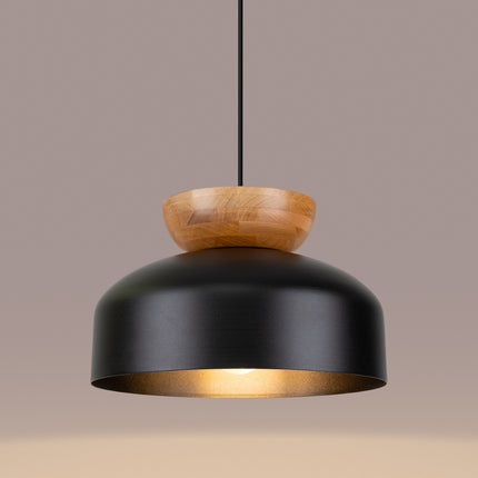 Suspension Douceur Bois noir, vue de détail du dôme en acier noir et du bois naturel.