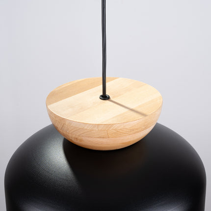 Suspension Douceur Bois noir, dernier détail du dôme en acier noir et du cabochon en bois naturel.