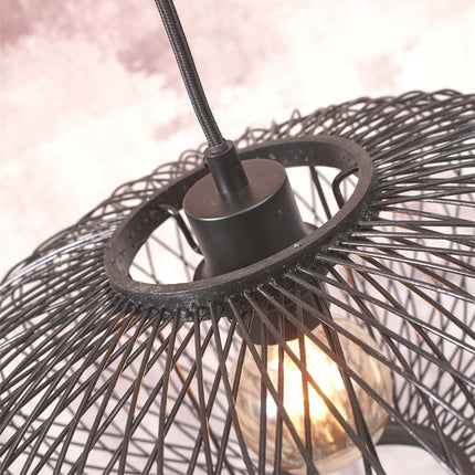 Douille E27 noire et câble textile du lampadaire Cango, vue rapprochée sur la fixation de l'ampoule