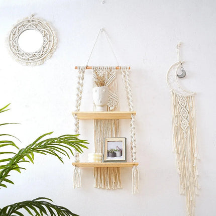 Étagère en macramé bohème garnie de plantes et de livres