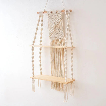 Étagère en macramé et bois naturel servant de rangement mural