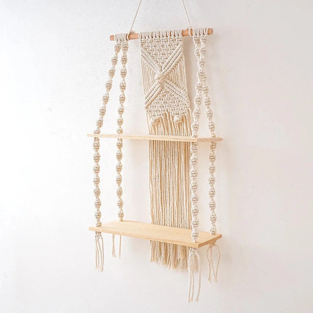 Étagère en macramé et bois naturel servant de rangement mural