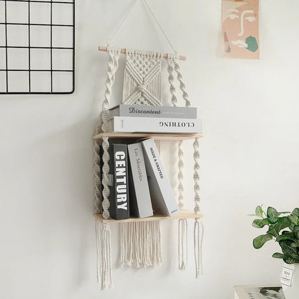 Étagère murale en macramé beige dans une chambre naturelle