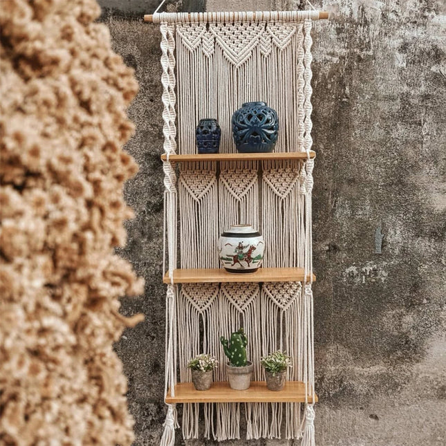 Étagère murale en macramé bohème à 3 niveaux garnie de plantes