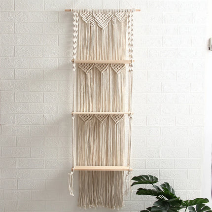 Étagère murale en macramé bohème avec plantes et livres