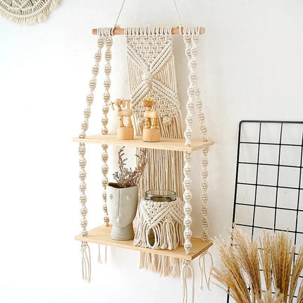 Étagère murale en macramé bohème avec plantes dans un salon