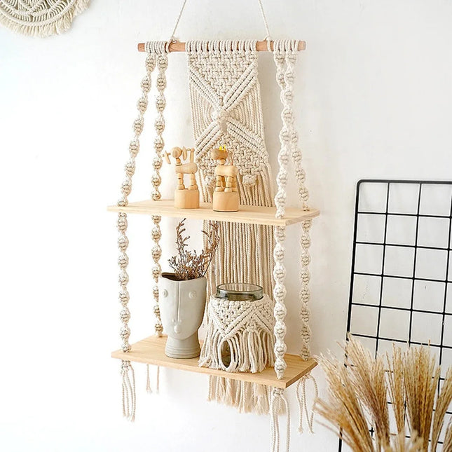 Étagère murale en macramé bohème avec plantes dans un salon