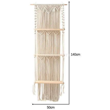 Étagère murale en macramé et bois clair présentant des objets déco