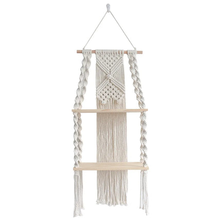 Étagère murale en macramé et bois présentant des objets déco