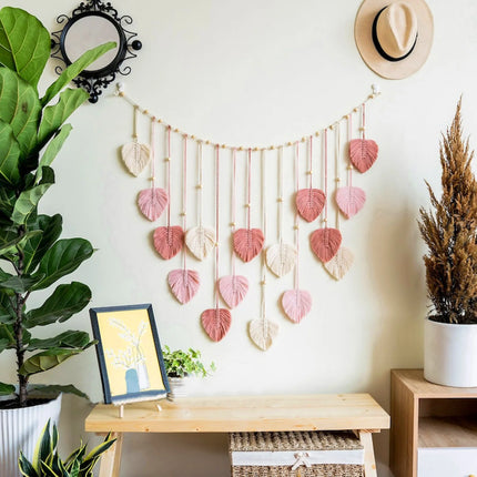 Détail des feuilles en macramé tissées main dans un couloir