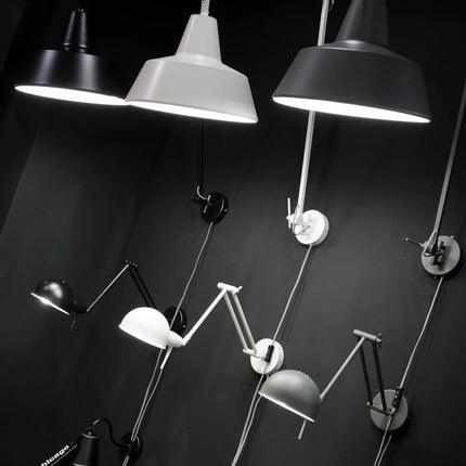 Gamme d'appliques et suspensions industrielles articulées, présentées en plusieurs coloris et finitions