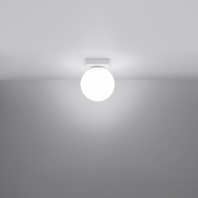 Plafonnier Globe Solis blanc, installé au plafond, mis en situation dans une pièce