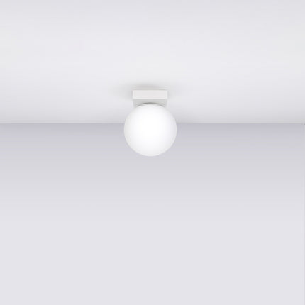 Plafonnier Globe Solis blanc, vue packshot en angle sur fond neutre