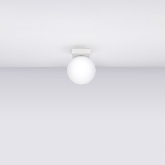 Plafonnier Globe Solis blanc, vue packshot en angle sur fond neutre