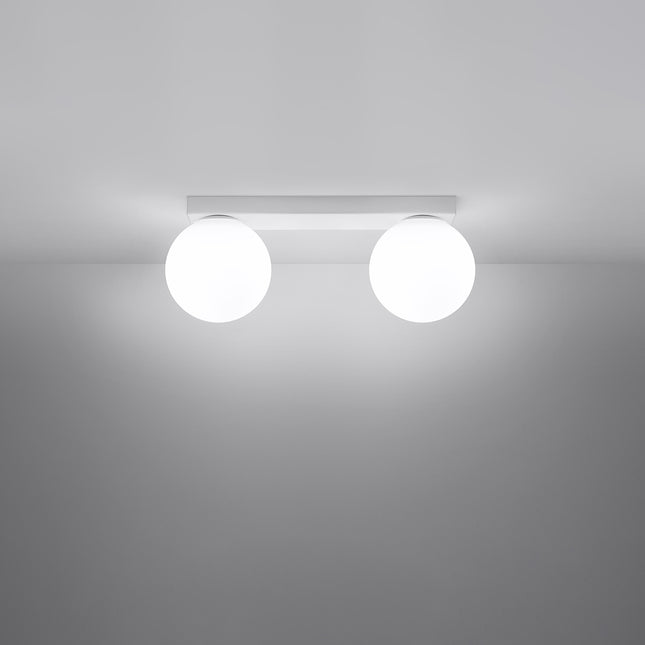 Plafonnier Globe Solis 2 globes blanc, installé au plafond, mis en situation dans une pièce