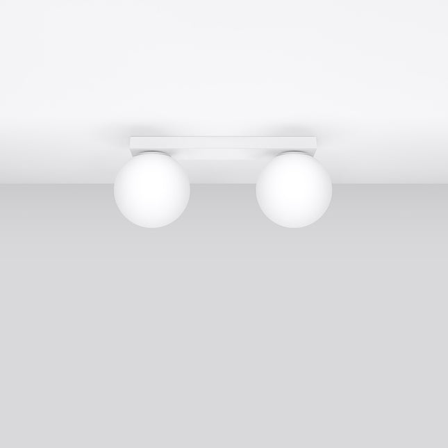 Plafonnier Globe Solis 2 globes blanc, vue packshot en angle sur fond neutre