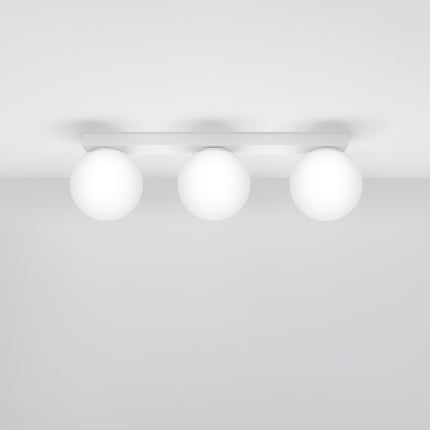 Plafonnier Globe Solis 3 globes blanc, vue packshot en angle sur fond neutre