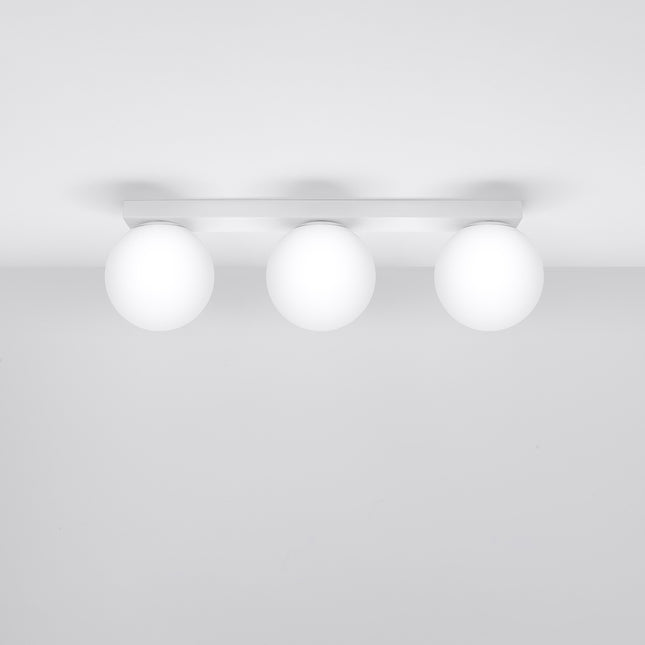 Plafonnier Globe Solis 3 globes blanc, vue packshot en angle sur fond neutre