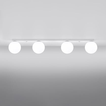 Plafonnier Globe Solis 4 globes blanc, installé au plafond, mis en situation dans une pièce