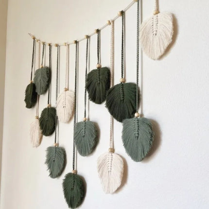 Guirlande de feuilles en macramé bohème dans une chambre