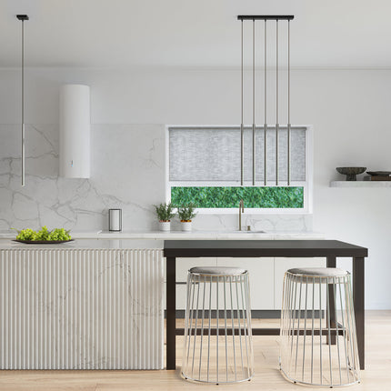 Suspension Halo 1 chromée suspendue dans une cuisine moderne près d'une fenêtre habillée d'un store