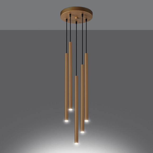 Suspension Halo 5 Tubes Étagés Or en Acier, gros plan sur la texture métallique, Sovala.