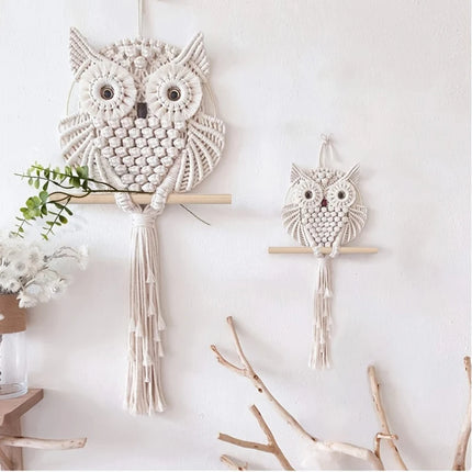 Hibou décoratif en macramé bohème suspendu à un mur de salon