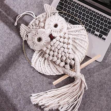 Hibou en macramé bohème posé dans un couloir scandinave