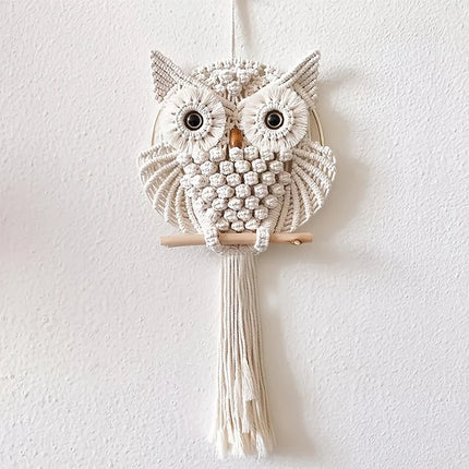 Détail des noeuds tissés à la main d'un hibou mural en macramé