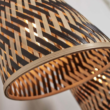Luminaire en bambou naturel de la gamme Java posé sur une étagère, ambiance intérieure chaleureuse