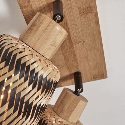 Détail d'ambiance avec un luminaire bambou de la gamme Java et des objets déco en céramique
