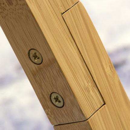 Gros plan sur l'assemblage vissé des lattes de bambou d'une jambe du lampadaire Annapurna