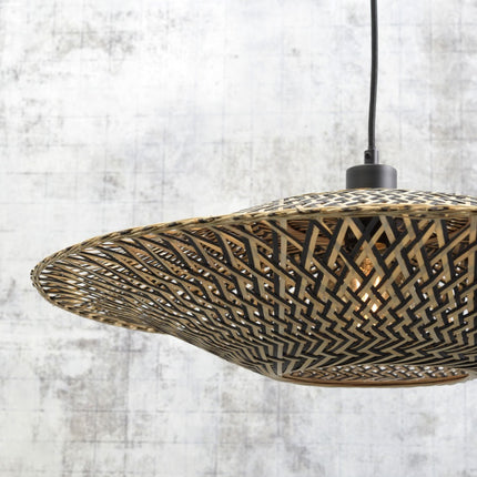 Détail de l'abat-jour tressé en bambou naturel et noir du lampadaire Bali, effet chevrons