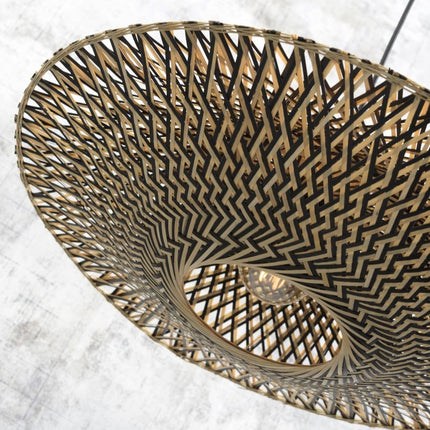 Détail du tressage en chevron de l'abat-jour bambou naturel et noir du lampadaire Bali