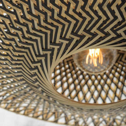 Intérieur de l'abat-jour en bambou tressé du lampadaire Bali avec l'ampoule E27 visible au centre du tressage.