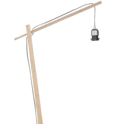 Détail du bras en bambou massif et de la douille E27 argentée du lampadaire Bali, suspendue au-dessus de l'abat-jour tressé.