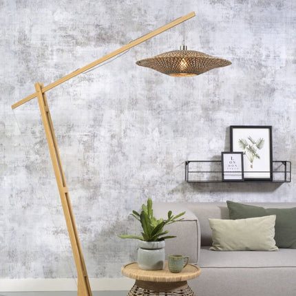 Lampadaire Bali en bambou naturel et noir, bras en potence et abat-jour tressé, dans un salon