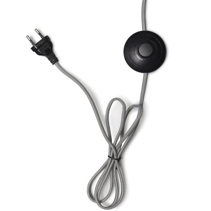 Câble textile gris du lampadaire Bali avec interrupteur à pied noir et fiche électrique, longueur 190 cm.