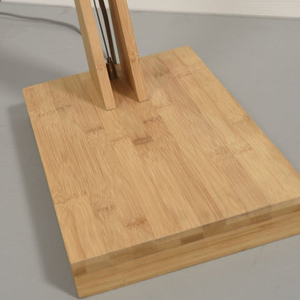 Socle rectangulaire en bambou massif du lampadaire Bali, vue rapprochée