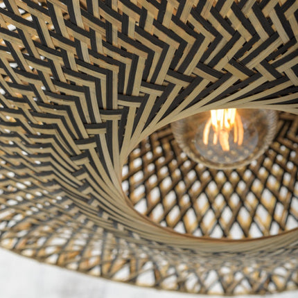Tressage bambou naturel et noir du lampadaire Bali éclairé par l'ampoule intégrée
