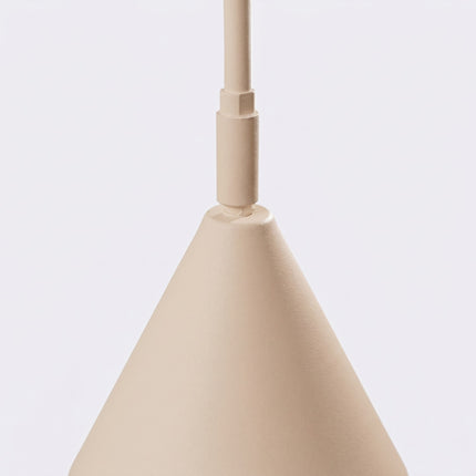 Lampadaire Bergen Cône en Acier Beige, vue sur fond coloré