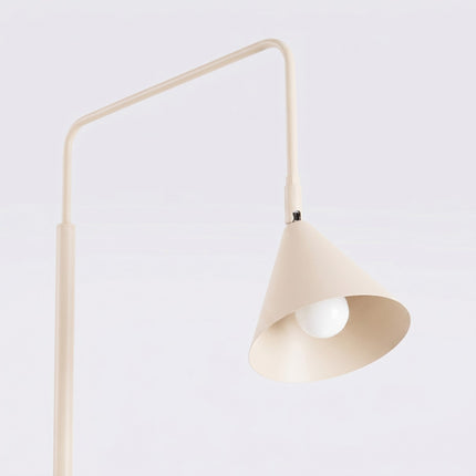Lampadaire Bergen Cône en Acier Beige, packshot de trois quarts