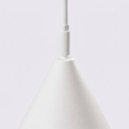 Lampadaire Bergen Cône en Acier Blanche, vue sur fond coloré