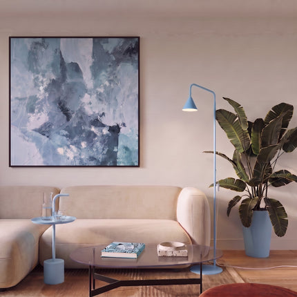 Lampadaire Bergen cône bleu ciel dans une pièce à vivre