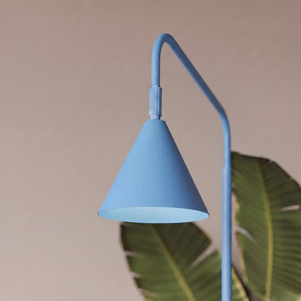 Lampadaire Bergen cône bleu ciel dans un intérieur contemporain