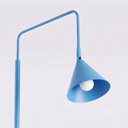Lampadaire Bergen cône bleu ciel, packshot de trois quarts